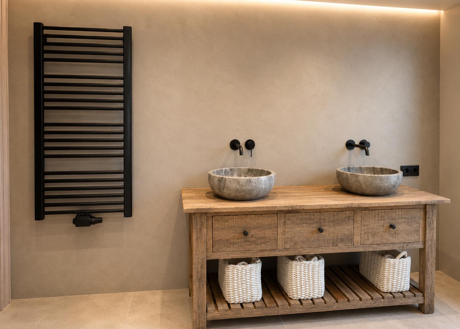 Badezimmer mit Handtuchheizkörper und Holzwaschtisch